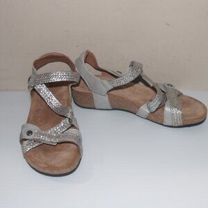 LN TAOS SANDALS - 9 - 9 1/2     SILVER LEATHER